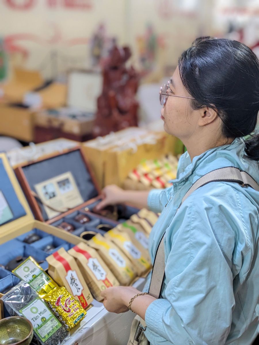 khach-hang-tham-gia-mua-sam-tra-tam-minh-tai-hoi-cho-dac-san-vung-mien-2025 khach-hang-tham-gia-mua-sam-tra-tam-minh-tai-hoi-cho-dac-san-vung-mien-2025