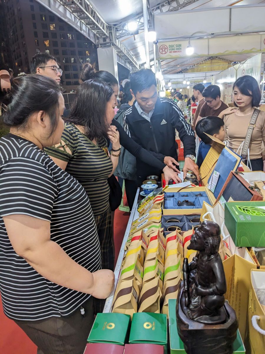 khach-hang-tham-quan-mua-sam-tai-gian-hang-tra-tam-minh khach-hang-tham-quan-mua-sam-tai-gian-hang-tra-tam-minh