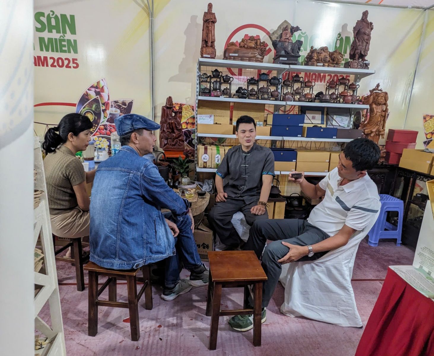 khach-thuong-thuc-tra-tai-gian-hang-tra-tam-minh khach-thuong-thuc-tra-tai-gian-hang-tra-tam-minh